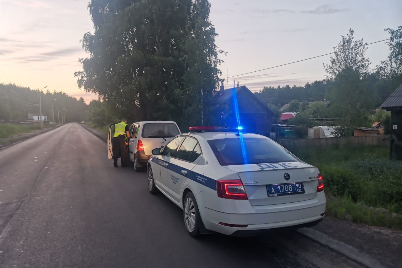 Штраф заплатит мужчина за то, что учил девушку водить машину. Фото: Госавтоинспекция Карелии