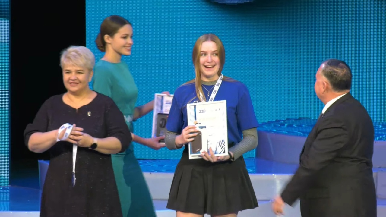 Ариадна Любимова. Фото с видеотрансляции награждения участников чемпионата DeafSkills 2022.