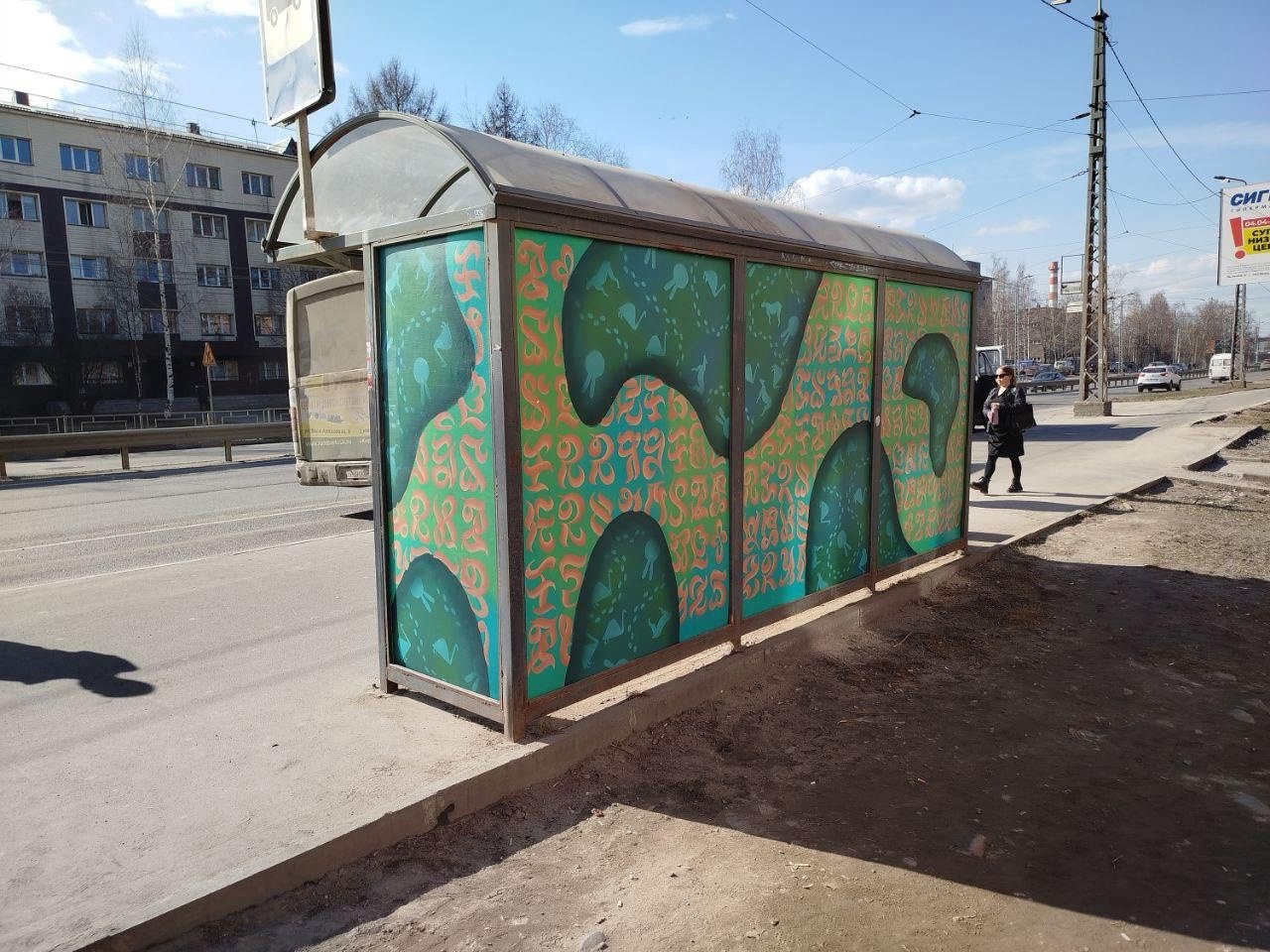 Остановки начали украшать в Петрозаводске ко Дню Победы