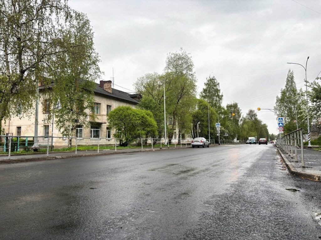 Новый асфальт уложили на одной из улиц Петрозаводска