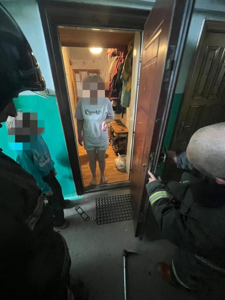 Мать с детьми стала заложницей собственной квартиры. Спасатели. МЧС