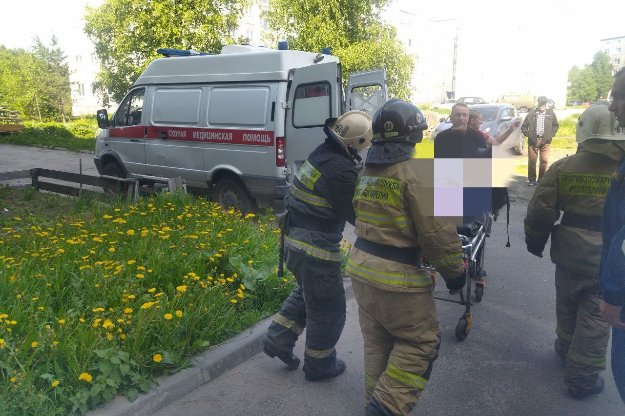 Женщину с инсультом спасли пожарные Карелии