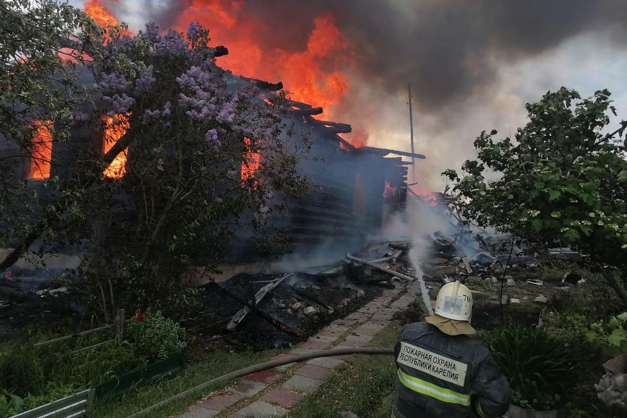 Пожар произошел в старинном селе в Карелии