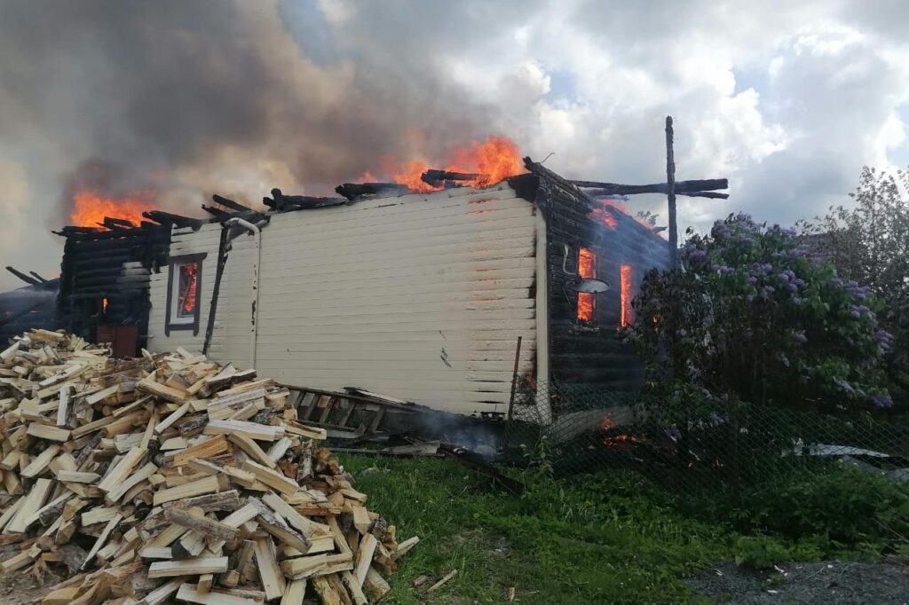 Пожар произошел в старинном селе в Карелии