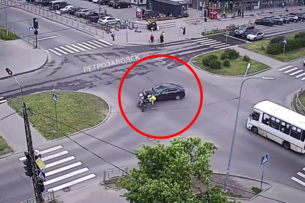 Курьера жестко сбили в Петрозаводске