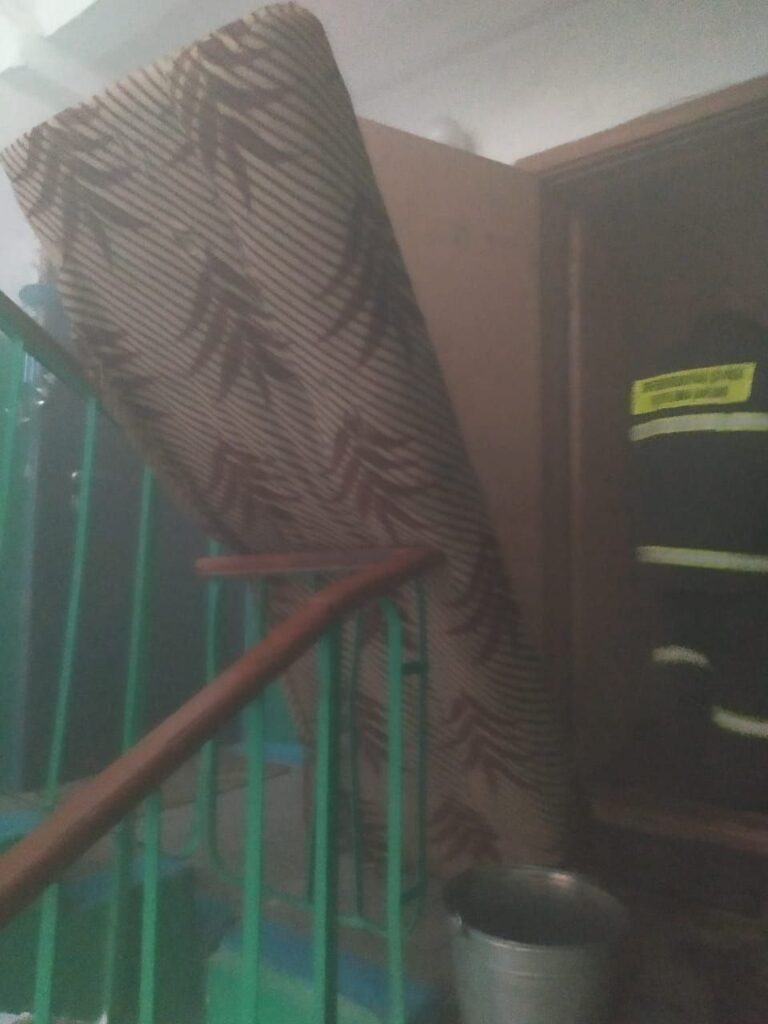 Квартира загорелась в пятиэтажке в поселке Карелии
