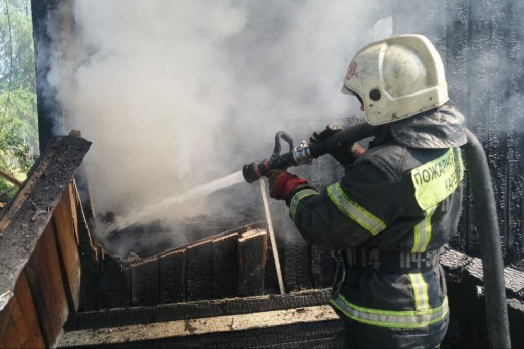 Пожар чуть не уничтожил несколько жилых домов в Карелии
