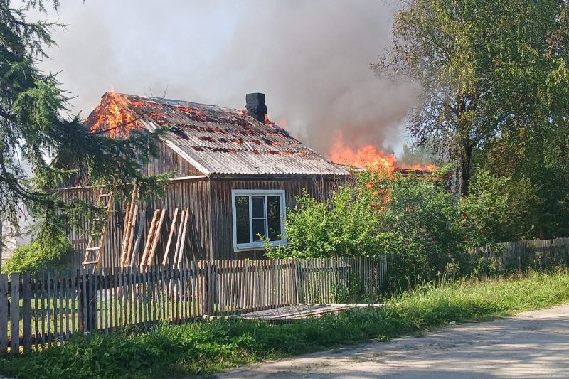Пожар чуть не уничтожил несколько жилых домов в Карелии