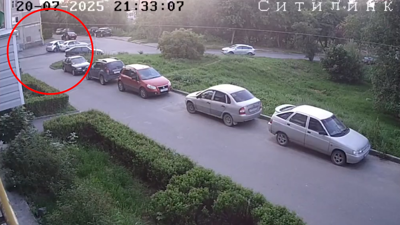 Неуправляемая машина c детьми съехала в овраг в Петрозаводске