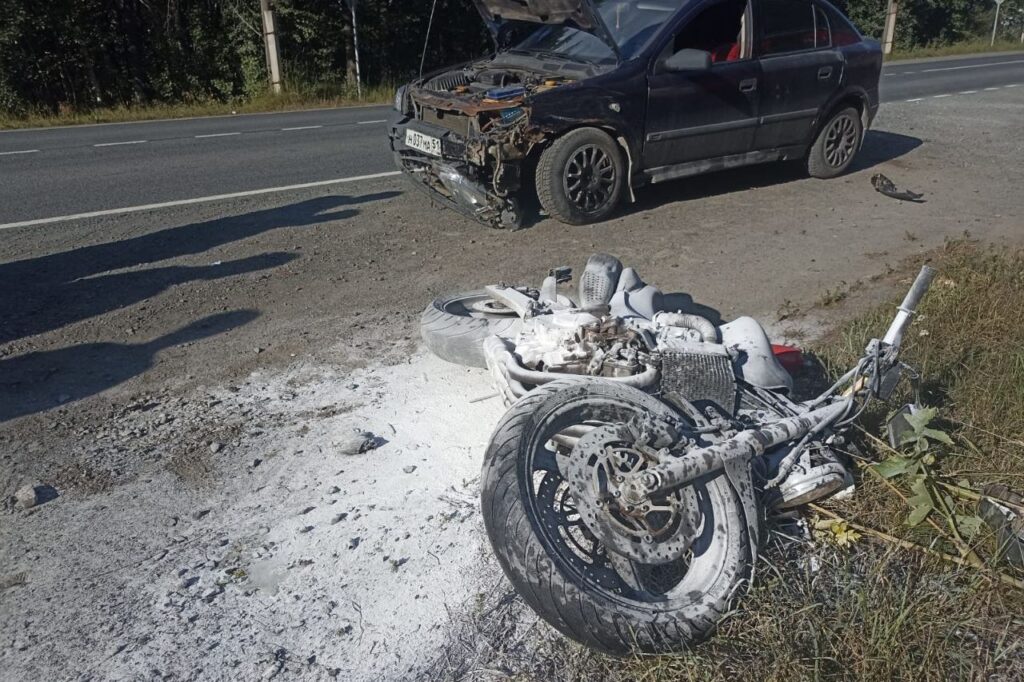 Мотоцикл загорелся после аварии в Карелии