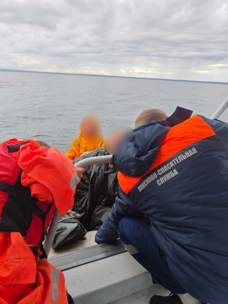Лодку с людьми чуть не унесло в открытое Онего