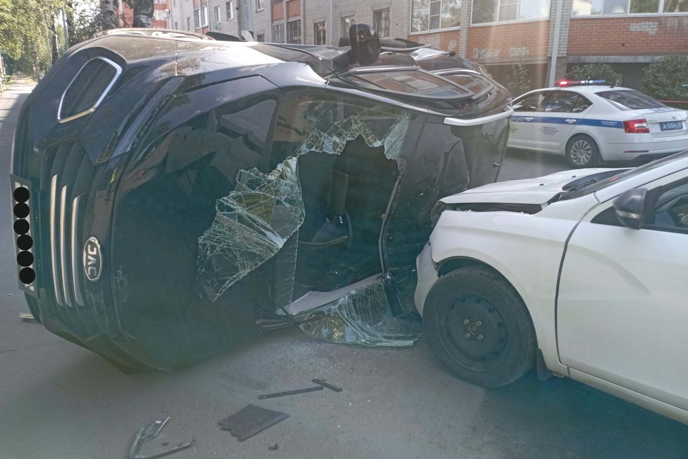 Автомобиль перевернулся после аварии в Петрозаводске