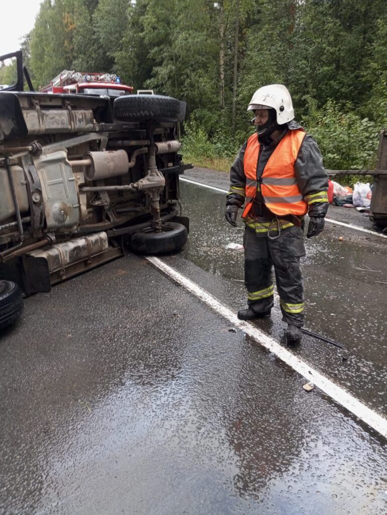 Автомобиль с прицепом перевернулся в Карелии