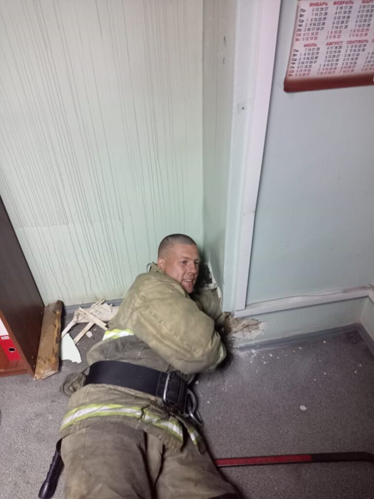 Пожарные Карелии спасли маленького котенка