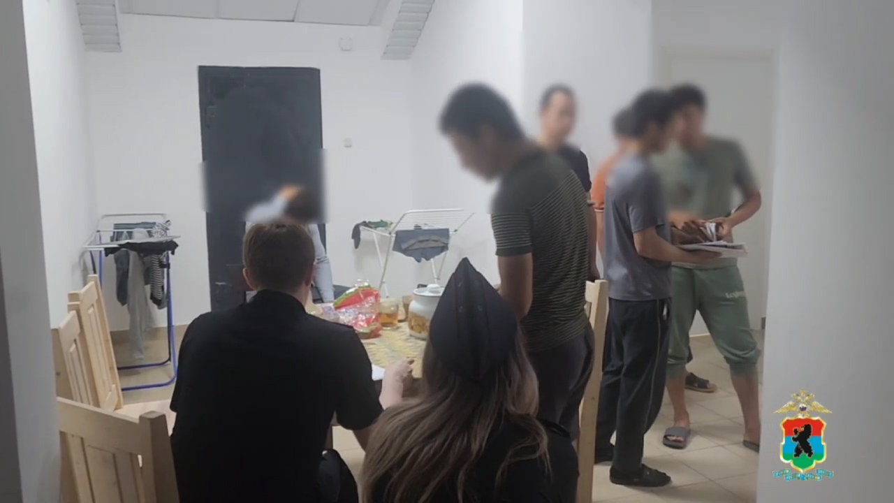 Жильцов, поселившихся в подвале дома, проверила полиция Карелии