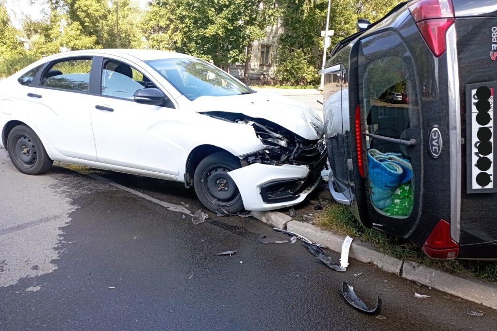 Автомобиль перевернулся после аварии в Петрозаводске