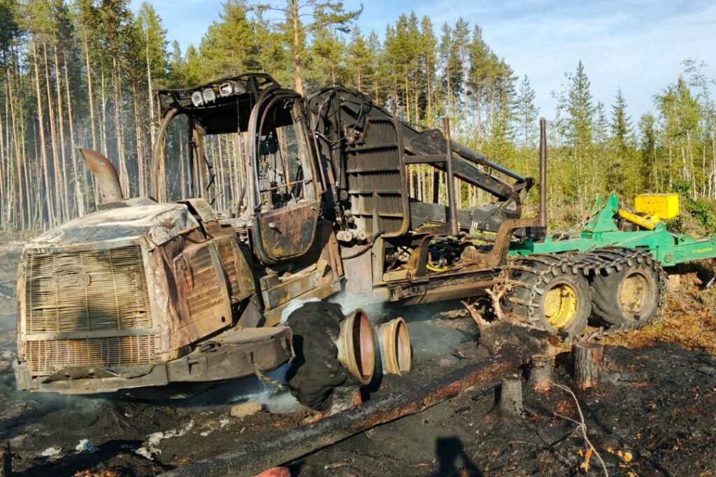 Трактор загорелся в лесу в Карелии