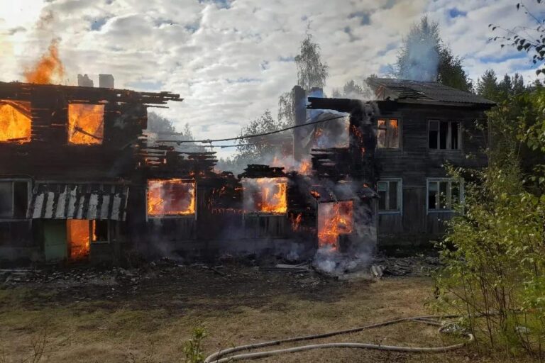 Дом начал гореть в Карелии из-за возможного поджога