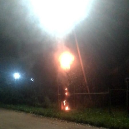 Опора ЛЭП загорелась в одном из городов Карелии
