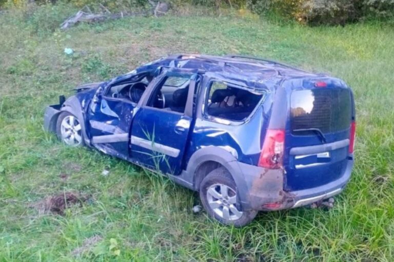 Два человека госпитализированы после аварии в Карелии