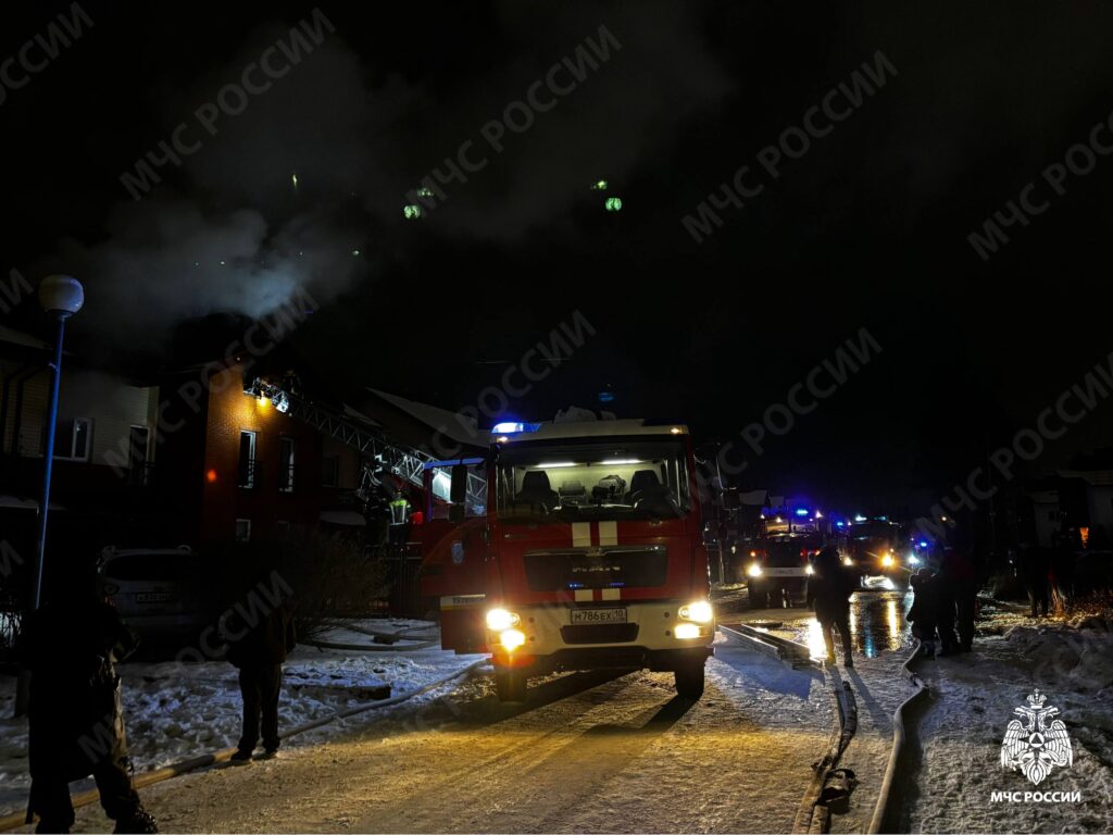 Фото вчерашнего пожара опубликовало МЧС Карелии