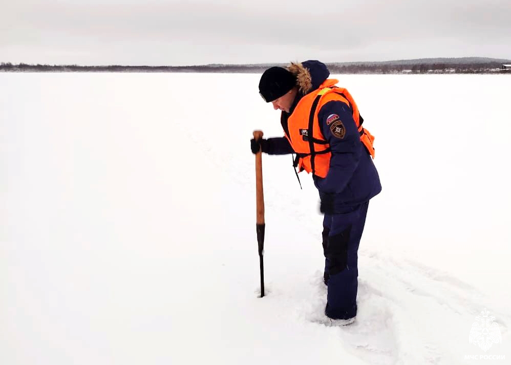 Толщину льда замерили сотрудники МЧС Карелии