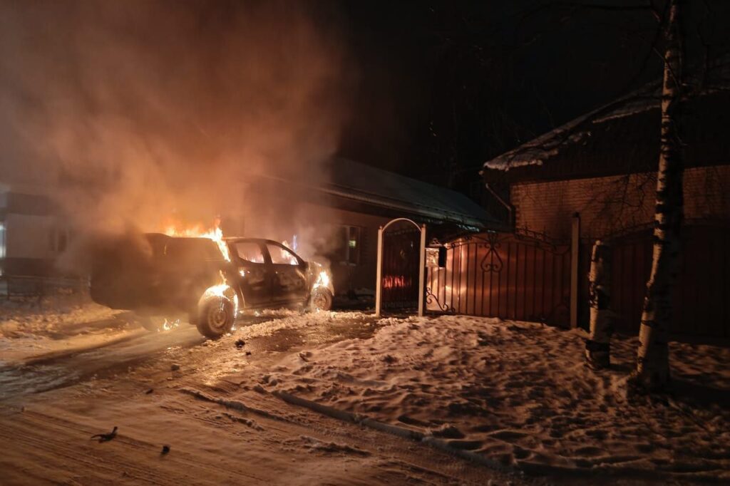 Горевший автомобиль чуть не стал причиной крупного пожара в Карелии