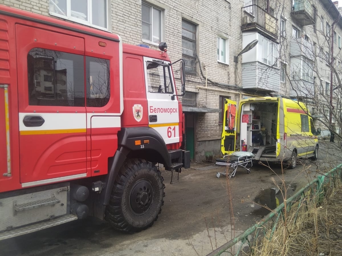 Мертвого мужчину нашли в подъезде дома в Карелии