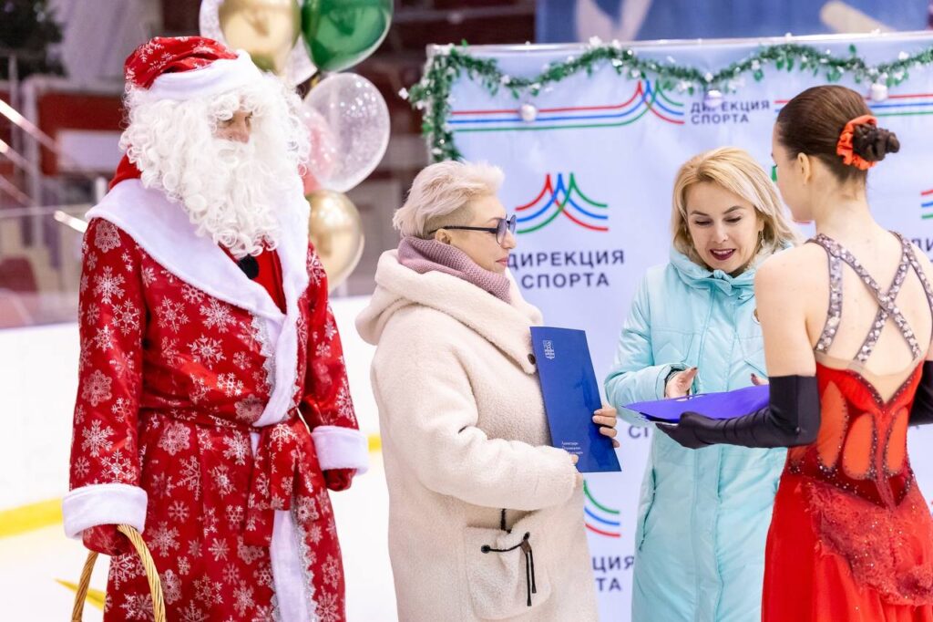Спортсмены Петрозаводска встретились перед Новым годом на катке
