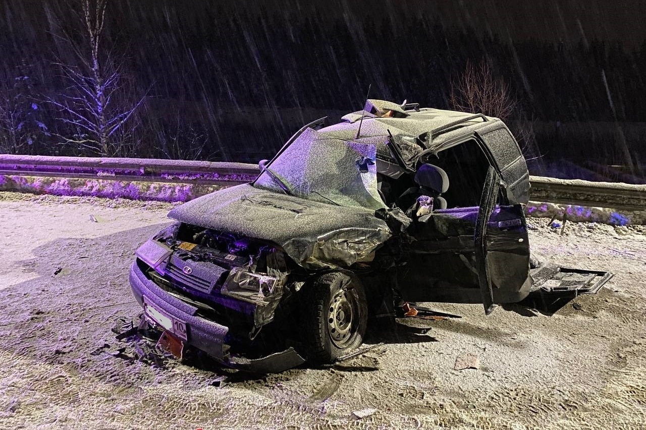 Автомобиль попал под Камаз в Карелии