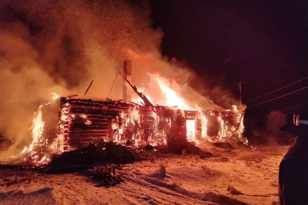 Мужчину и женщину нашли мертвыми после пожара в Карелии