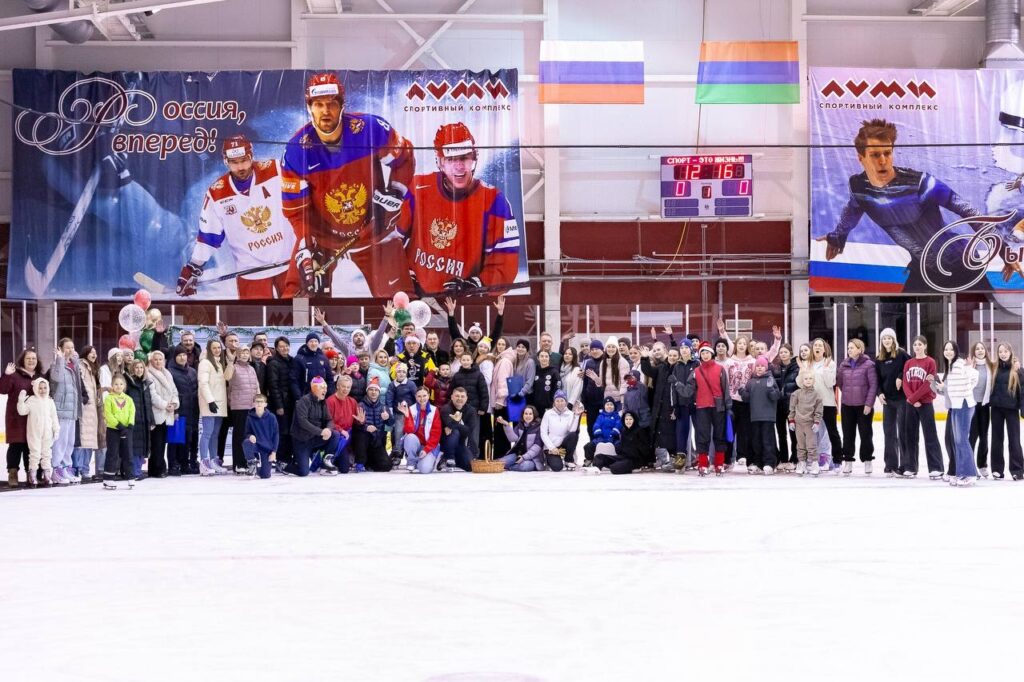Спортсмены Петрозаводска встретились перед Новым годом на катке