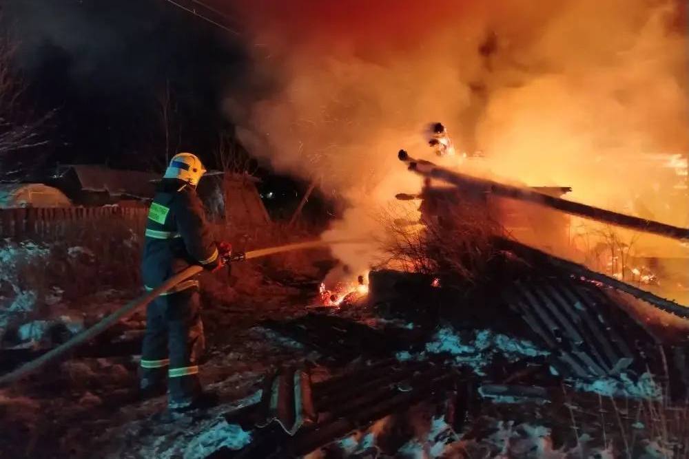 Мужчину и женщину нашли мертвыми после пожара в Карелии