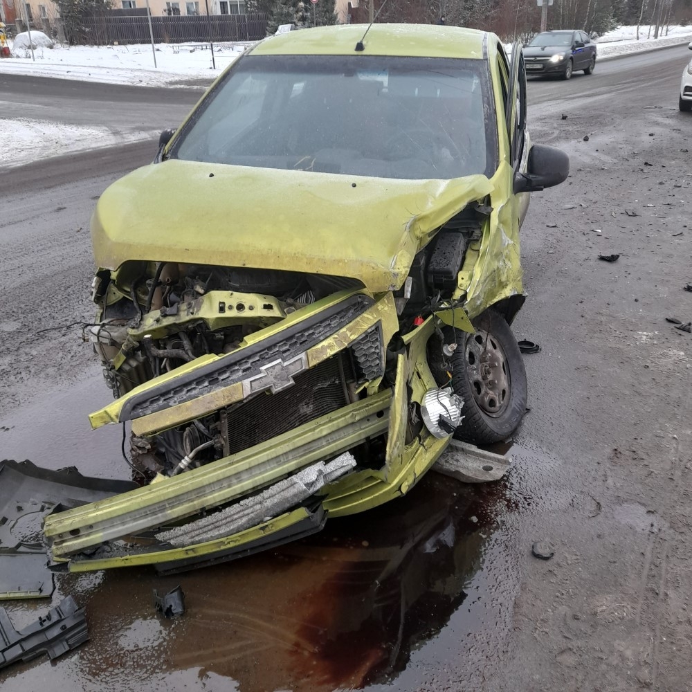 Водитель и маленький ребенок пострадали в аварии в Петрозаводске