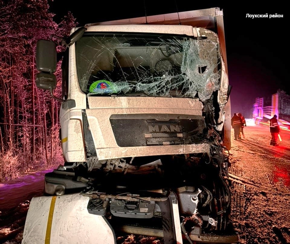 Два грузовика столкнулись на севере Карелии