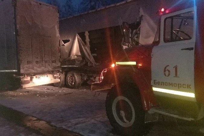 Две фуры столкнулись на трассе в Карелии