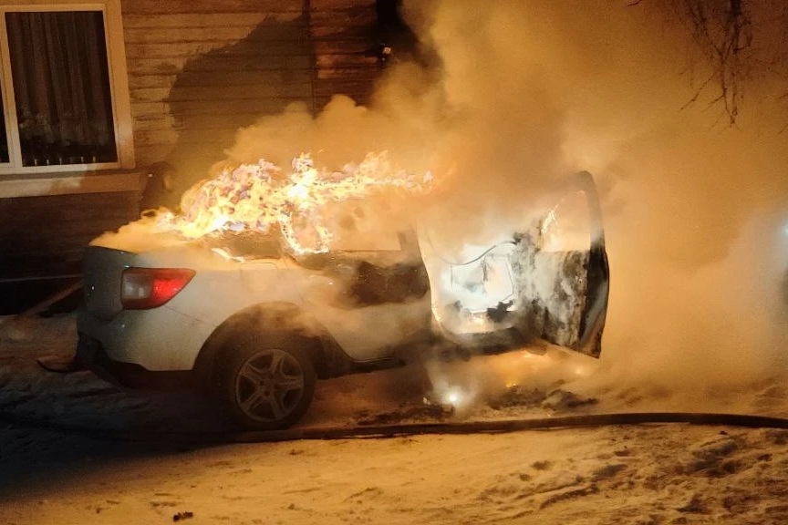 Автомобиль полностью сгорел в поселке в Карелии