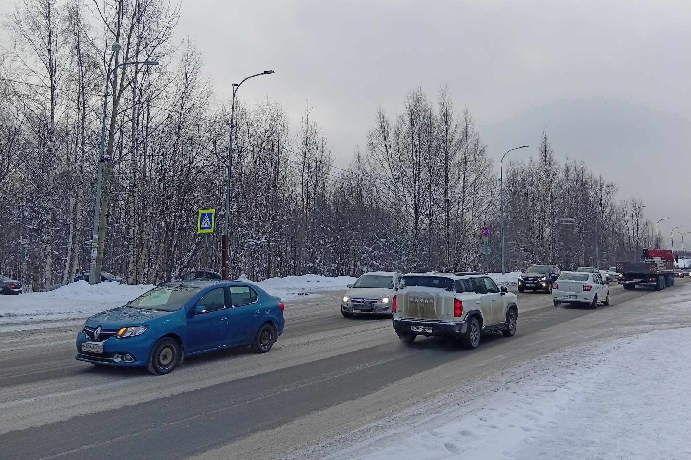 Неизвестный водитель сбил девушку на переходе в Петрозаводске
