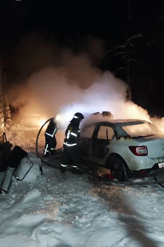 Автомобиль полностью сгорел в поселке в Карелии