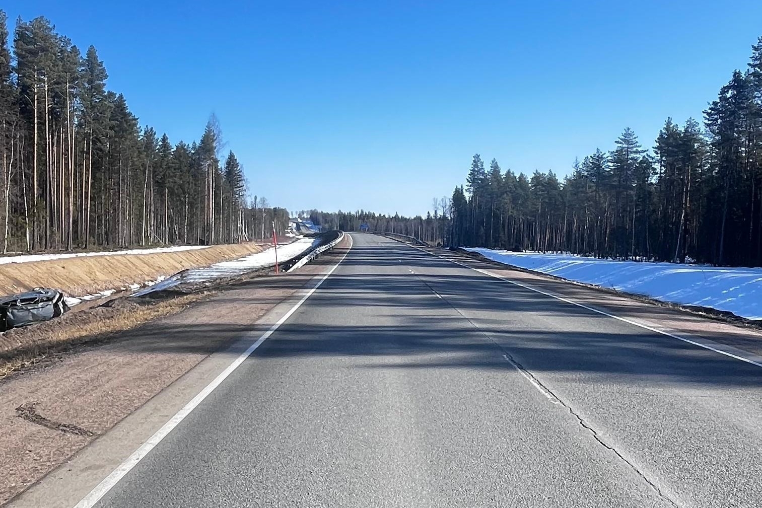 Ослепленный фарами водитель не смог избежать аварии в Карелии
