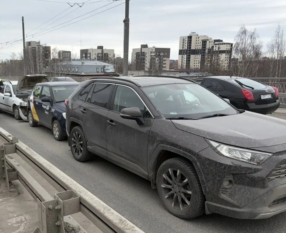 Четыре автомобиля столкнулись на мосту в Петрозаводске
