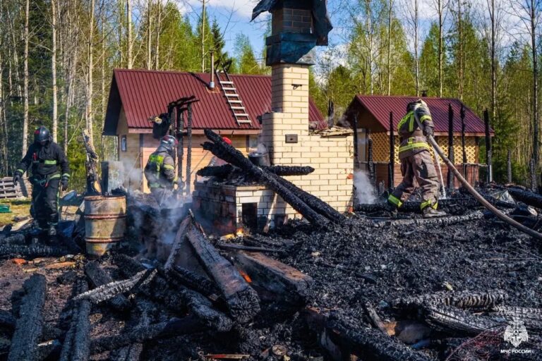 Загоревшийся в Прионежье дом тушили 16 пожарных