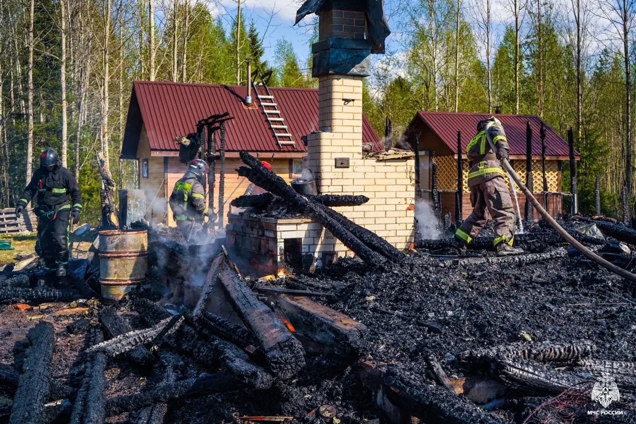 Загоревшийся в Прионежье дом тушили 16 пожарных