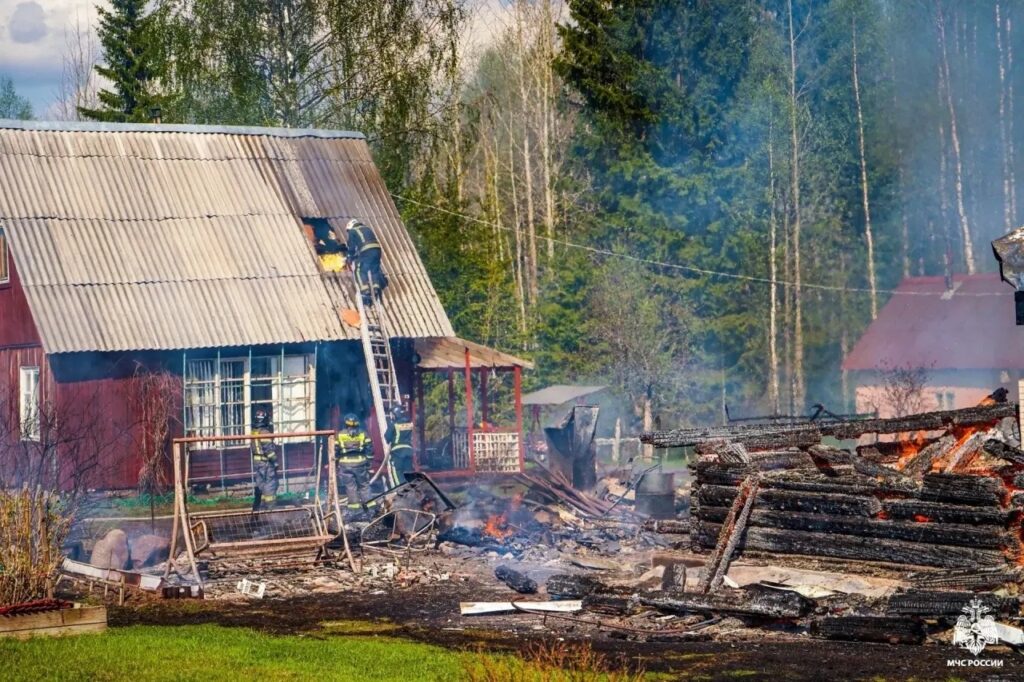Загоревшийся в Прионежье дом тушили 16 пожарных