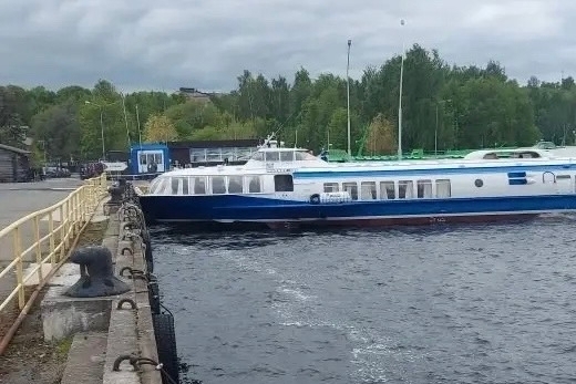 Теплоход врезался в набережную Петрозаводска