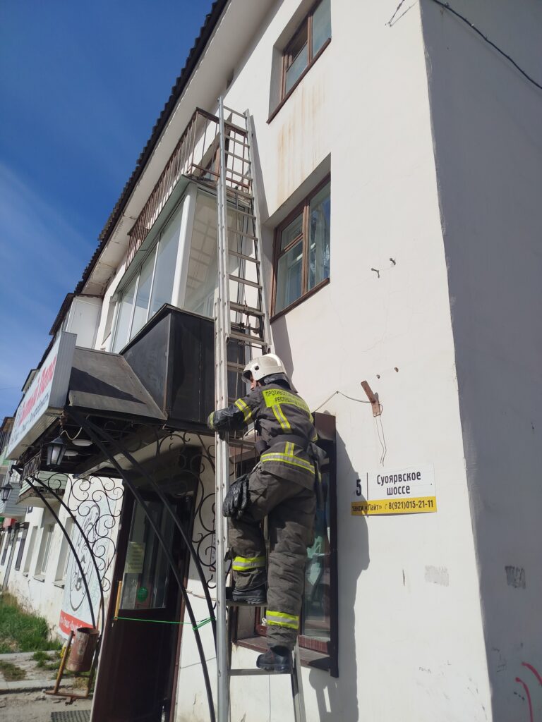 Труп в закрытой квартире обнаружили спасатели Карелии