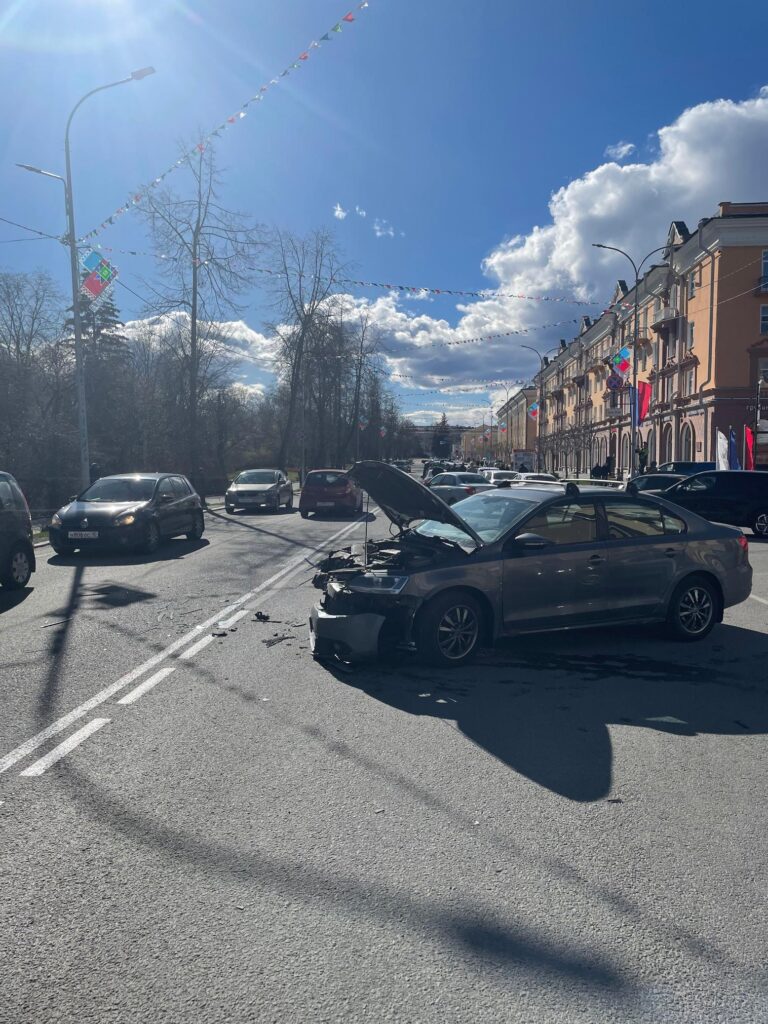 Автомобиль «Почты России» опрокинулся в центре Петрозаводска