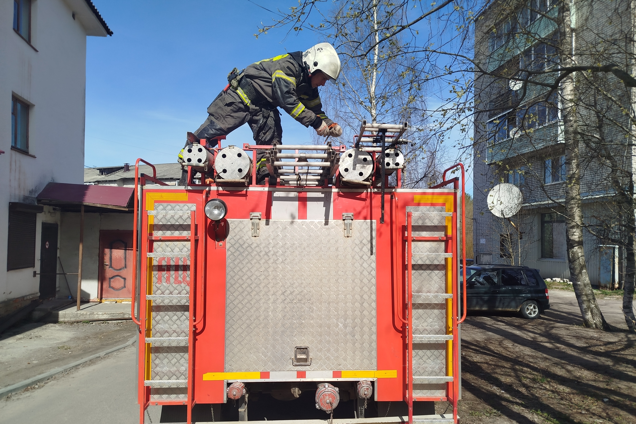 Труп в закрытой квартире обнаружили спасатели Карелии