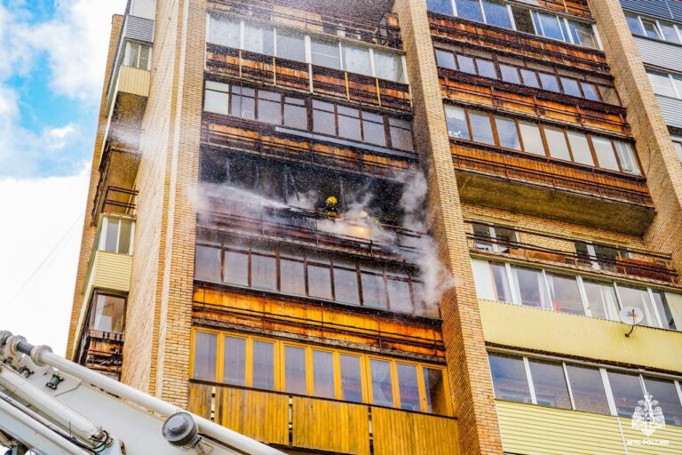 Спасатели опубликовали фото со вчерашнего пожара в Петрозаводске