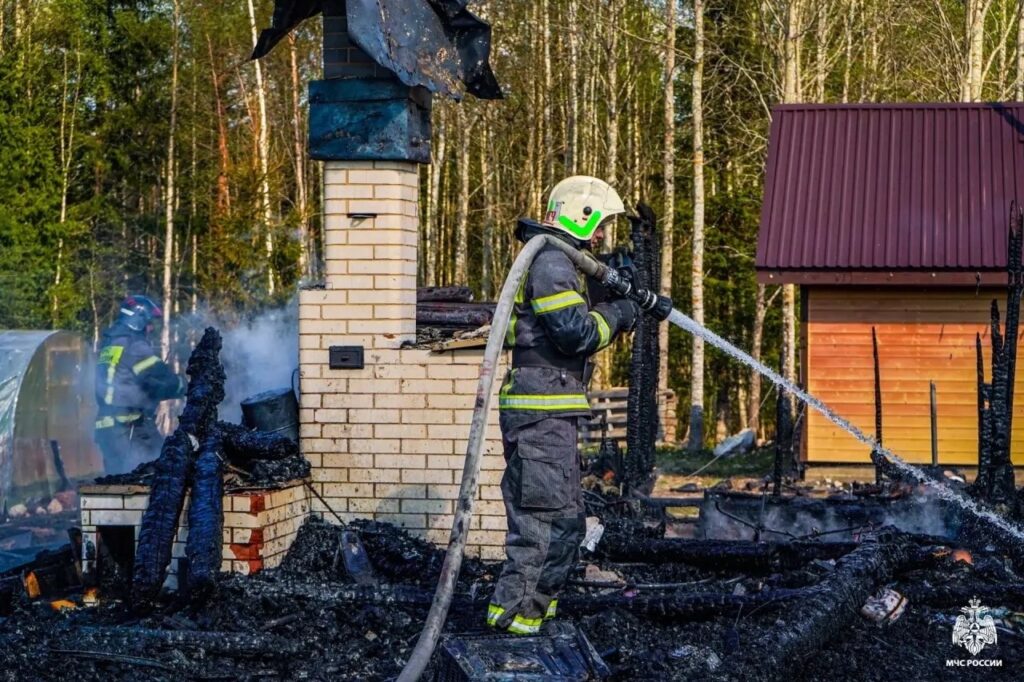 Загоревшийся в Прионежье дом тушили 16 пожарных